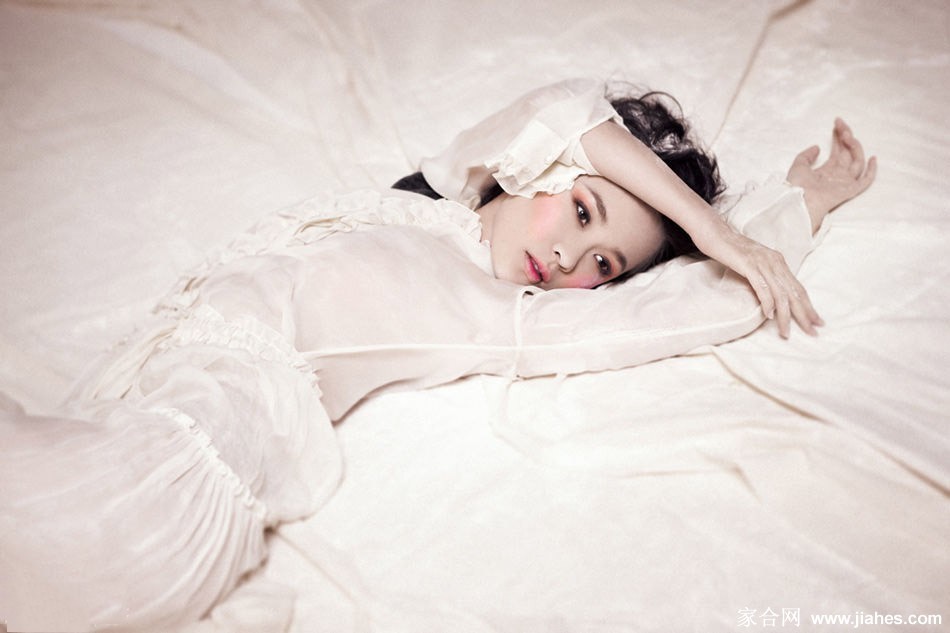 霍思燕:另类白雪公主的惊艳蜕变 霍思燕身着黑色元素,颠覆传统白雪公主形象,彰显个性时尚